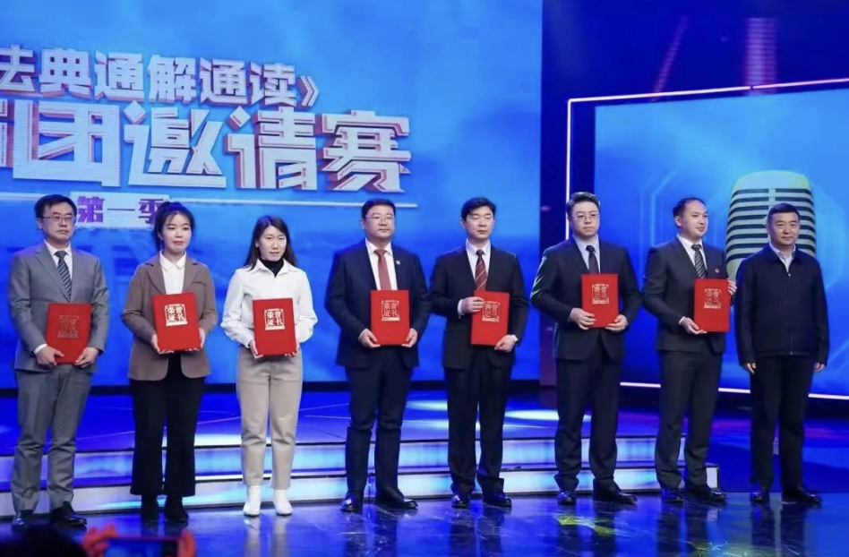 京云律所主任王興華律師應(yīng)邀到活動現(xiàn)場，代表律所領(lǐng)取獎項(xiàng)。