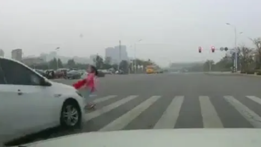 5歲女童橫穿馬路被撞，誰該承擔(dān)責(zé)任？