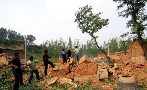 出嫁女戶口遷出與土地補償費？
