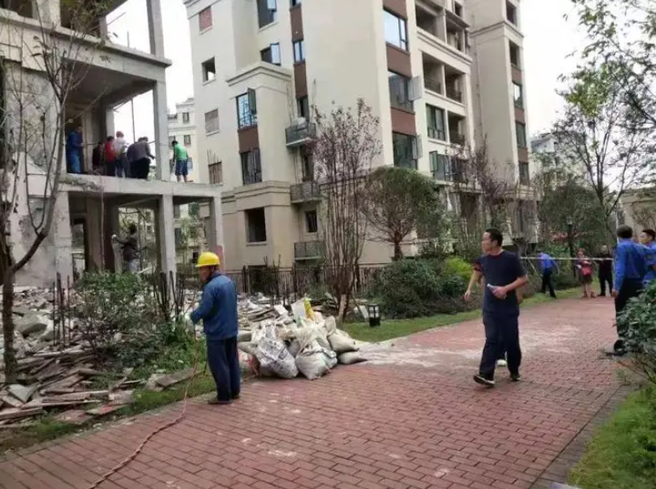 小區業主違章搭建該怎么辦？