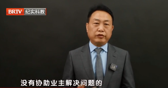 律師解讀：男子因車位被占，雇叉車將占位車扔河里，這合理嗎？合法維權(quán)才能真出氣！