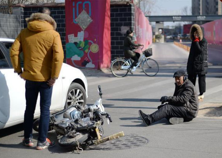 老人騎車帶娃闖電動(dòng)閘門被撞，起訴物業(yè)與房產(chǎn)公司索賠